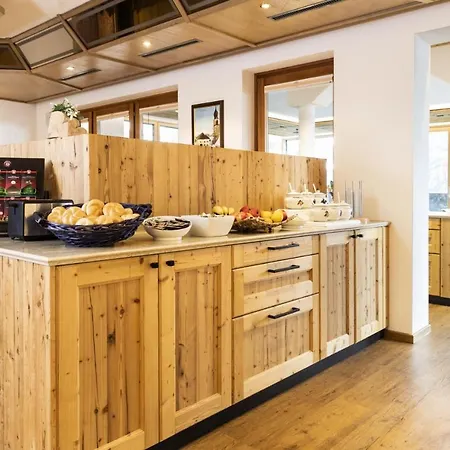 Hotel Garni Tirol 4*