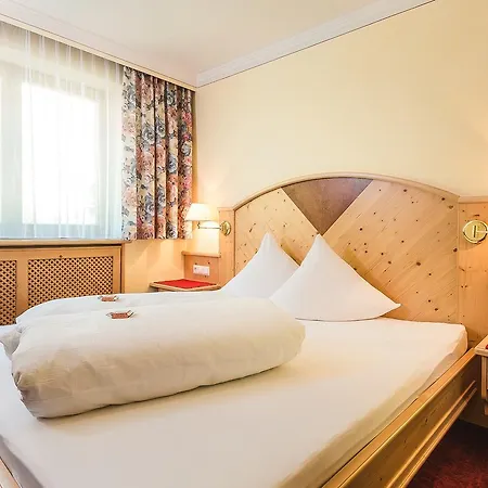 Garni Tirol לאדיס