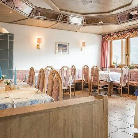 Garni Tirol לאדיס