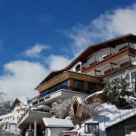 Garni Tirol מלון לאדיס